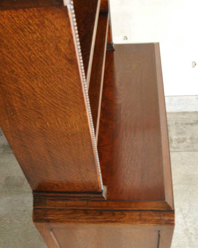 アンティークのキャビネット　アンティーク家具　トップのアーチがお洒落な、イギリスのアンティークウュルシュドレッサー。天板部分もキレイに仕上げました。(q-1935-f)