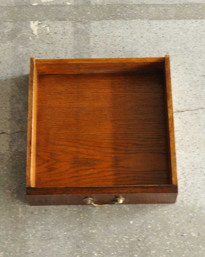 アンティークのキャビネット　アンティーク家具　トップのアーチがお洒落な、イギリスのアンティークウュルシュドレッサー。引き出しの中もキレイですもちろん引き出しの中も職人がキレイに修復しました。(q-1935-f)