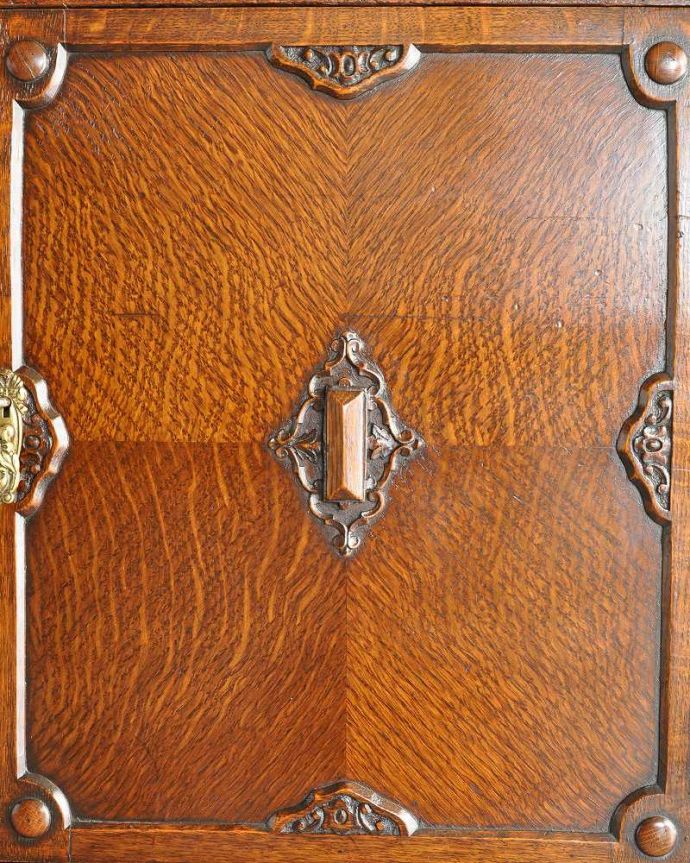 アンティークのキャビネット　アンティーク家具　トップのアーチがお洒落な、イギリスのアンティークウュルシュドレッサー。いろんな場所にこだわり彫のデザインもいろいろです。(q-1935-f)