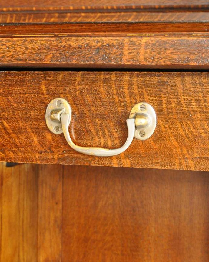 アンティークのキャビネット　アンティーク家具　トップのアーチがお洒落な、イギリスのアンティークウュルシュドレッサー。アンティークらしい取っ手キチンとお直ししてありますので、開け閉めもスムーズです。(q-1935-f)