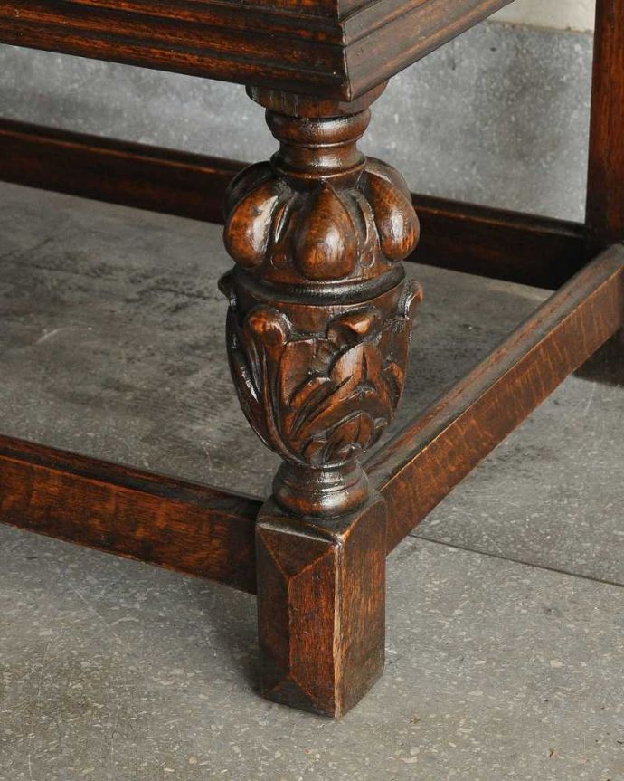 アンティークのキャビネット　アンティーク家具　トップのアーチがお洒落な、イギリスのアンティークウュルシュドレッサー。女性１人でもラクに運べちゃうヒミツHandleのアンティークは、脚の裏にフェルトキーパーをお付けしているので、床を滑らせれば女性でも移動がカンタンに出来ます！ご安心下さい。(q-1935-f)