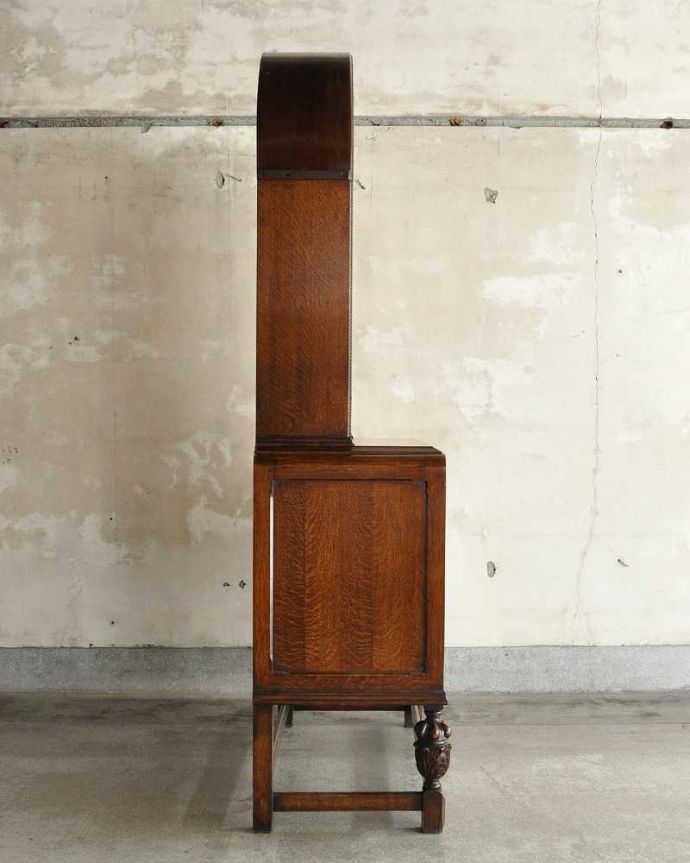 アンティークのキャビネット　アンティーク家具　トップのアーチがお洒落な、イギリスのアンティークウュルシュドレッサー。横から見てもステキもちろん横もキレイに修復していますので、横顔だって美しいんです。(q-1935-f)