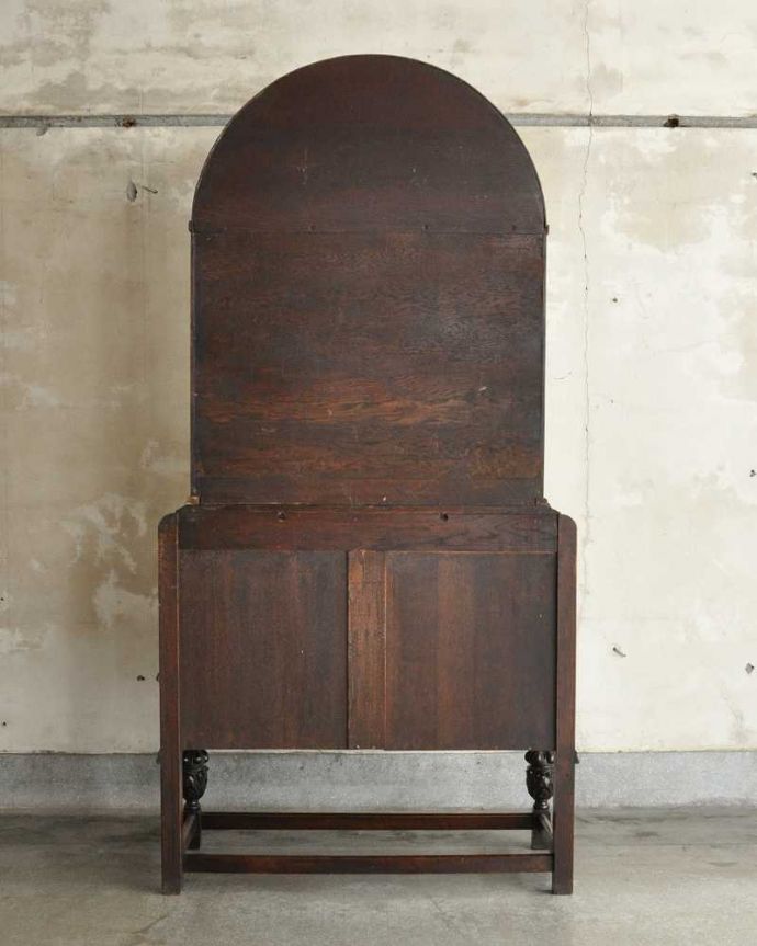 アンティークのキャビネット　アンティーク家具　トップのアーチがお洒落な、イギリスのアンティークウュルシュドレッサー。後ろからも見て下さいアンティークは新品ではないので、経年変化によるキズはありますが、専門の職人がキレイに仕上げているので後ろ姿にも自信があります。(q-1935-f)