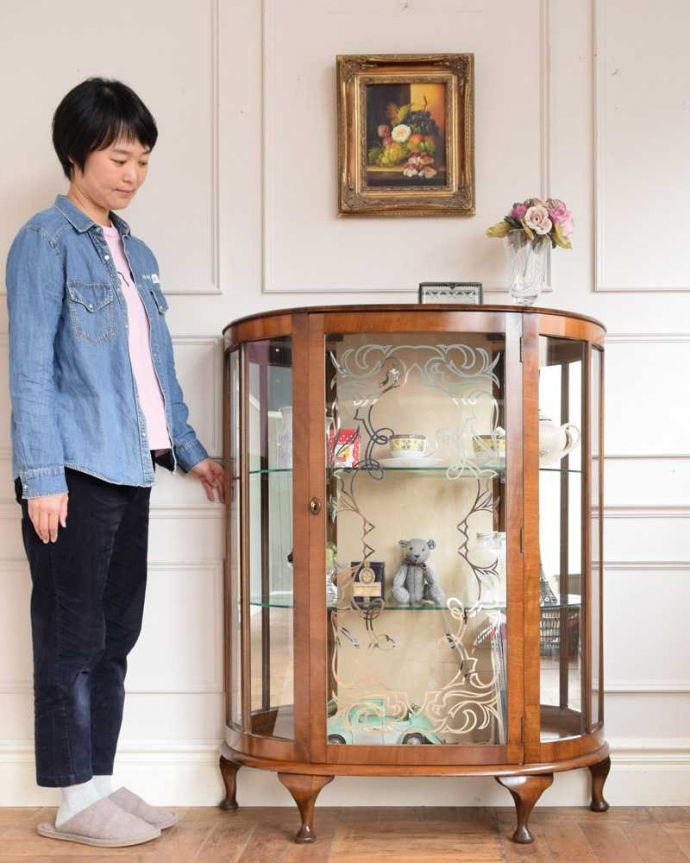 アンティークのキャビネット　アンティーク家具　英国のクラシックなアンティーク家具、ミラーがキラキラ輝くガラスキャビネット（飾り棚）。キラキラに輝くガラスのキャビネット。(q-1936-f)
