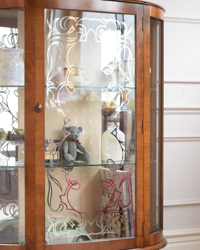 アンティークのキャビネット　アンティーク家具　英国のクラシックなアンティーク家具、ミラーがキラキラ輝くガラスキャビネット（飾り棚）。ガラス越しに中をのぞいてみると･･･光りが入るとミラーに反射してキラッと輝くから、中に入れたものにまるでスポットライトが当たっているように見えちゃうんです。(q-1936-f)