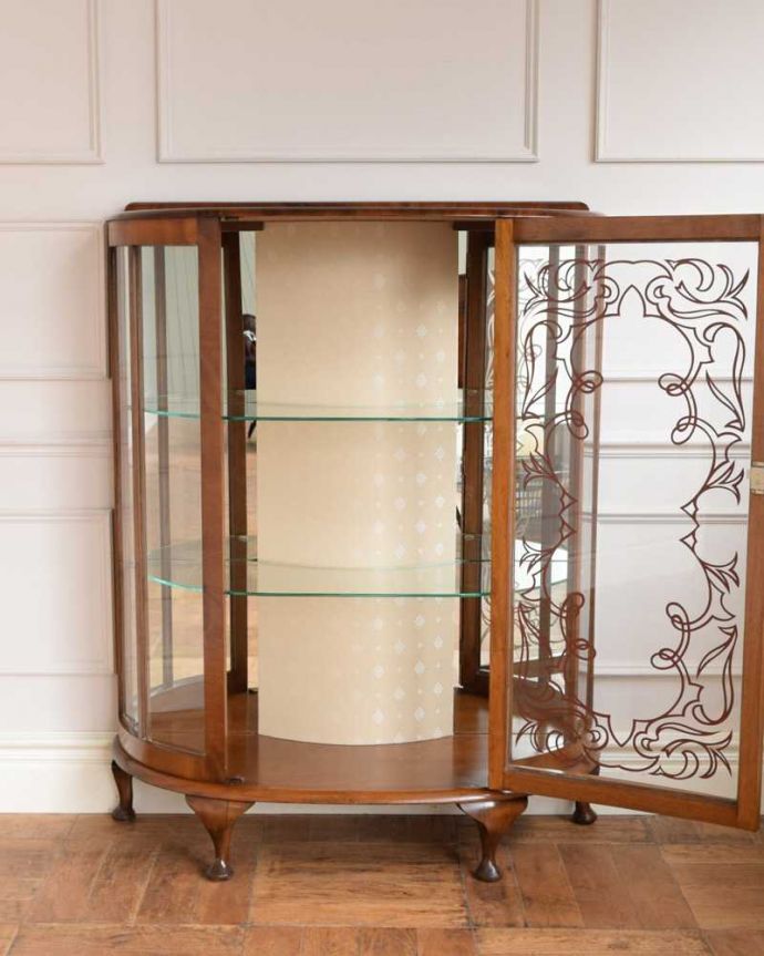 アンティークのキャビネット　アンティーク家具　英国のクラシックなアンティーク家具、ミラーがキラキラ輝くガラスキャビネット（飾り棚）。ミラーの効果で、なんだか大きく見えます背板の鏡にキャビネット自身が映し出されて、大きな形のキャビネットに見えちゃうんです。(q-1936-f)