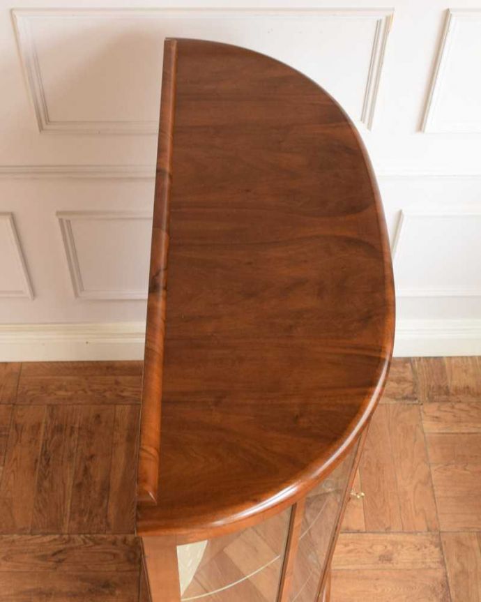 アンティークのキャビネット　アンティーク家具　英国のクラシックなアンティーク家具、ミラーがキラキラ輝くガラスキャビネット（飾り棚）。上から見るとよく分かるキャビネットの形全体の形はこんな感じです。(q-1936-f)