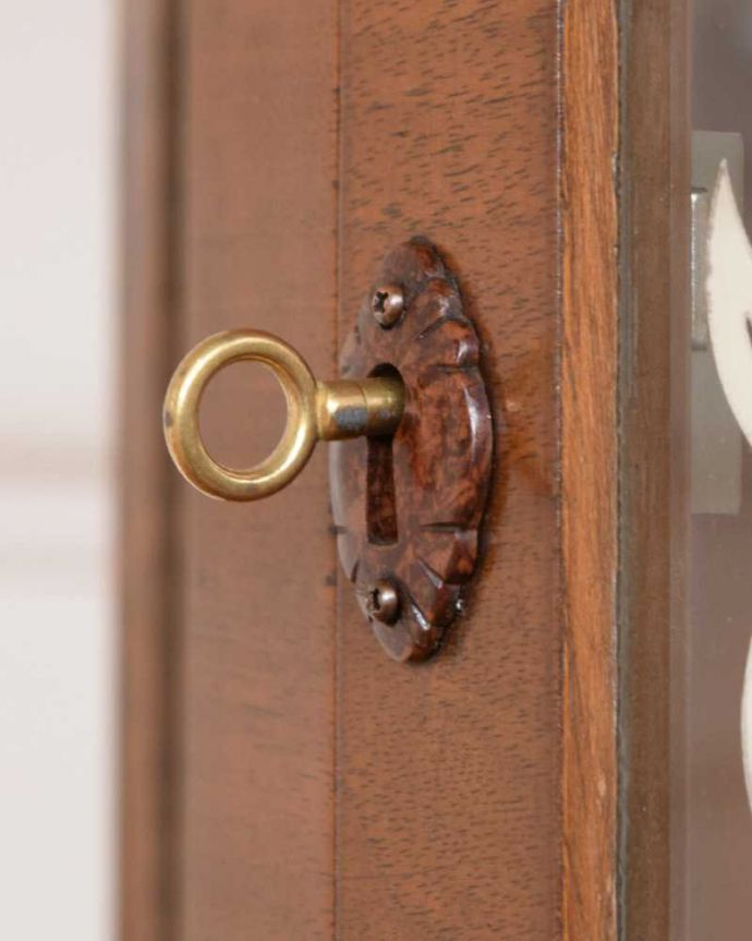 アンティークのキャビネット　アンティーク家具　英国のクラシックなアンティーク家具、ミラーがキラキラ輝くガラスキャビネット（飾り棚）。開ける度にワクワクする取っ手鍵が取っ手になっているので、中を開ける度にまるで宝箱を開ける気分です。(q-1936-f)