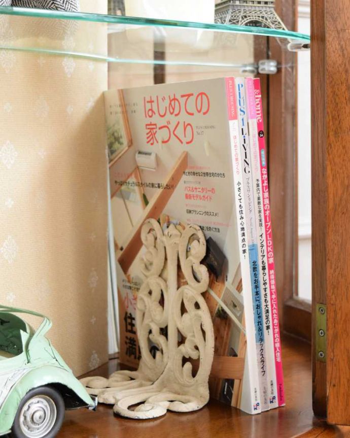 アンティークのキャビネット　アンティーク家具　英国のクラシックなアンティーク家具、ミラーがキラキラ輝くガラスキャビネット（飾り棚）。A4サイズの雑誌も収納できる優等生雑誌まで収納できる高さ！本や雑誌もたっぷり収納出来ます。(q-1936-f)