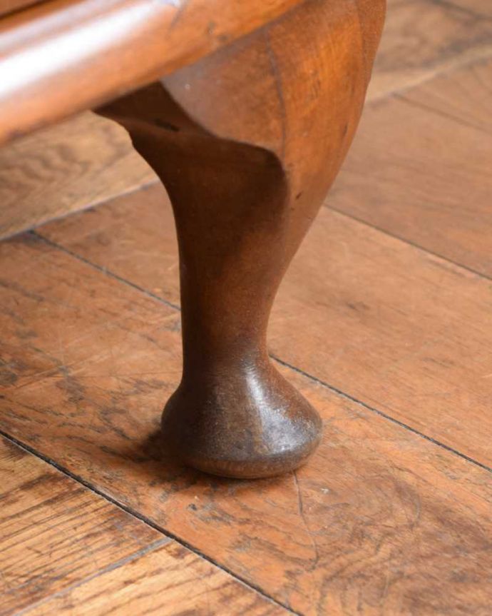 アンティークのキャビネット　アンティーク家具　英国のクラシックなアンティーク家具、ミラーがキラキラ輝くガラスキャビネット（飾り棚）。女性１人でもラクに運べちゃうヒミツHandleのアンティークは、脚の裏にフェルトキーパーをお付けしているので、床を滑らせれば女性でも移動がカンタンに出来ます！ご安心下さい。(q-1936-f)