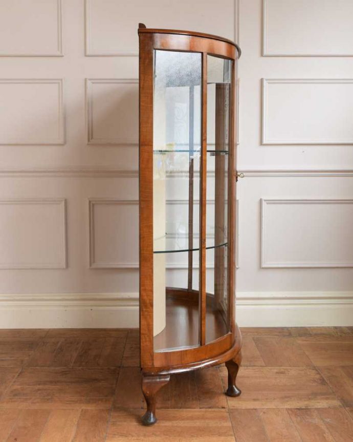 アンティークのキャビネット　アンティーク家具　英国のクラシックなアンティーク家具、ミラーがキラキラ輝くガラスキャビネット（飾り棚）。横から見てもステキ背板以外の三方向がガラスで囲まれたキャビネット。(q-1936-f)