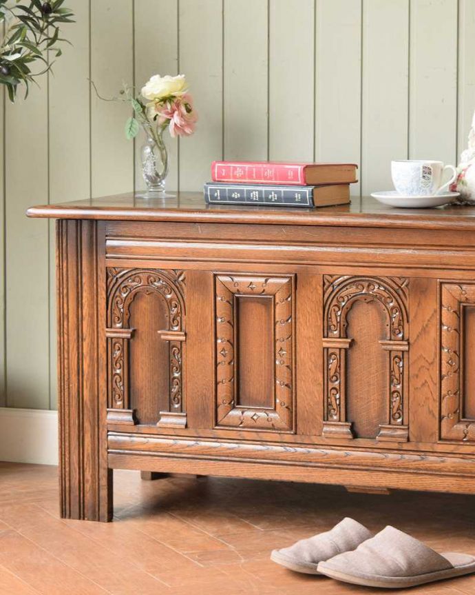 ブランケットボックス・収納ボックス　アンティーク家具　ベンチやテーブルとしても使える便利な英国アンティーク収納家具、ブランケットボックス。アンティークらしい彫りの美しさが魅力豪華な彫りの美しさがアンティークらしい雰囲気。(q-1937-f)