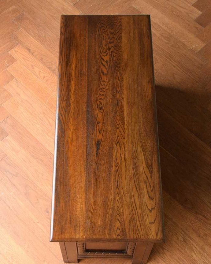 ブランケットボックス・収納ボックス　アンティーク家具　ベンチやテーブルとしても使える便利な英国アンティーク収納家具、ブランケットボックス。天板もピカピカに仕上げました一番目立つ場所だから、修復の時、天板もキレイに仕上げました。(q-1937-f)