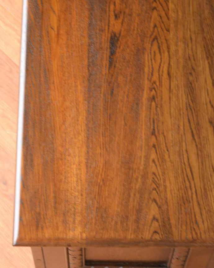 ブランケットボックス・収納ボックス　アンティーク家具　ベンチやテーブルとしても使える便利な英国アンティーク収納家具、ブランケットボックス。近くで見ると･･･テーブル代わりにも使えるコファ。(q-1937-f)