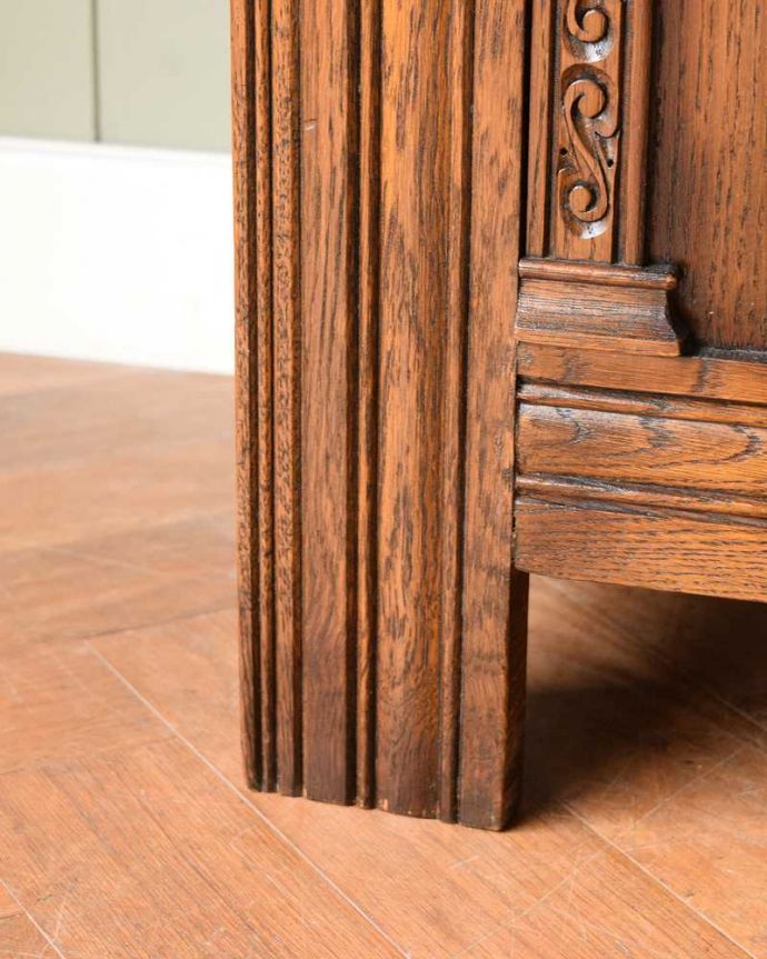 ブランケットボックス・収納ボックス　アンティーク家具　ベンチやテーブルとしても使える便利な英国アンティーク収納家具、ブランケットボックス。女性1人でラクラク運べちゃう仕掛けHandleのアンティークは、脚の裏にフェルトキーパーをお付けしています。(q-1937-f)