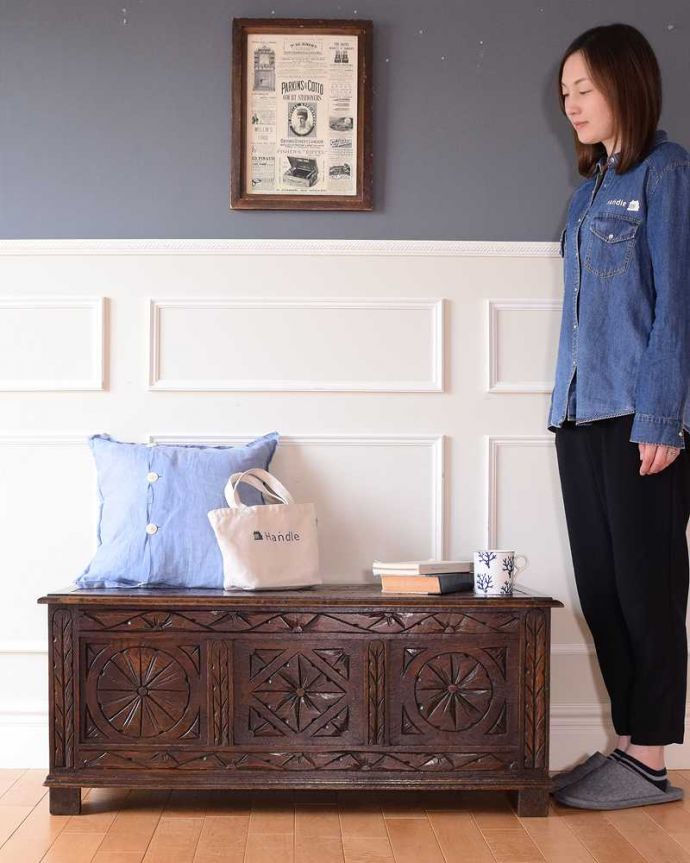 ブランケットボックス・収納ボックス アンティーク家具 彫りが重厚な雰囲気の英国アンティーク家具、ブランケットボックス(コファ)。いろんな場所で便利に使えるアンティーク家具の中で一番基本となるブランケットボックス。(q-1938-f)