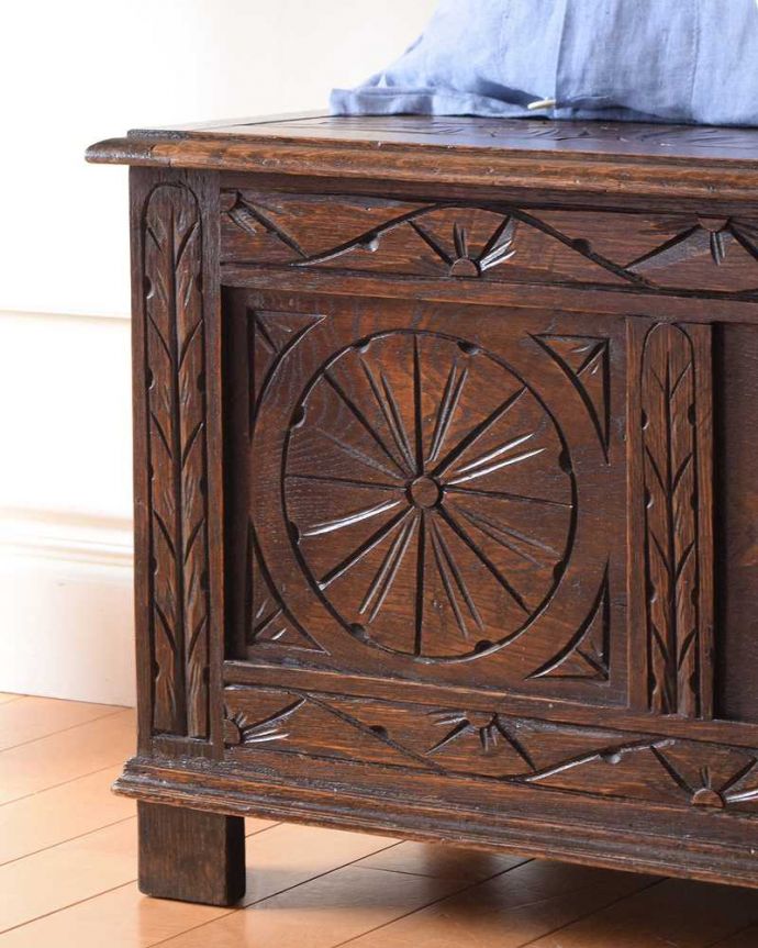 ブランケットボックス・収納ボックス アンティーク家具 彫りが重厚な雰囲気の英国アンティーク家具、ブランケットボックス(コファ)。アンティークらしい彫りの美しさが魅力豪華な彫りの美しさがアンティークらしい雰囲気。(q-1938-f)