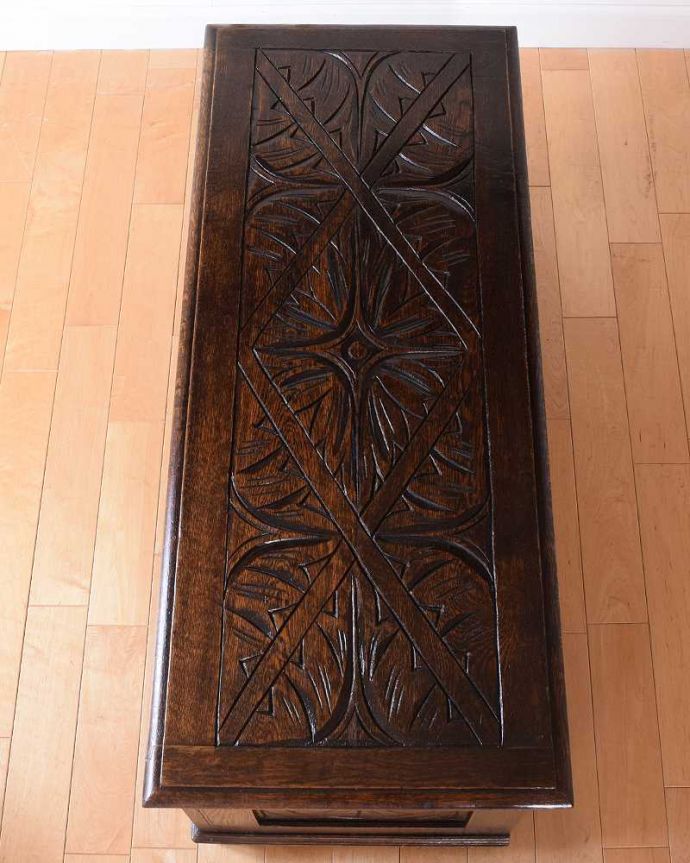 ブランケットボックス・収納ボックス アンティーク家具 彫りが重厚な雰囲気の英国アンティーク家具、ブランケットボックス(コファ)。天板もピカピカに仕上げました一番目立つ場所だから、修復の時、天板もキレイに仕上げました。(q-1938-f)