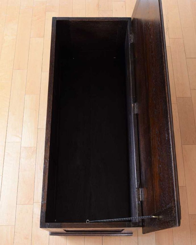 ブランケットボックス・収納ボックス アンティーク家具 彫りが重厚な雰囲気の英国アンティーク家具、ブランケットボックス(コファ)。フタを開くと・・・本やクッション、ブランケットなど、リビングで散らかっているものをたっぷり収納できます。(q-1938-f)