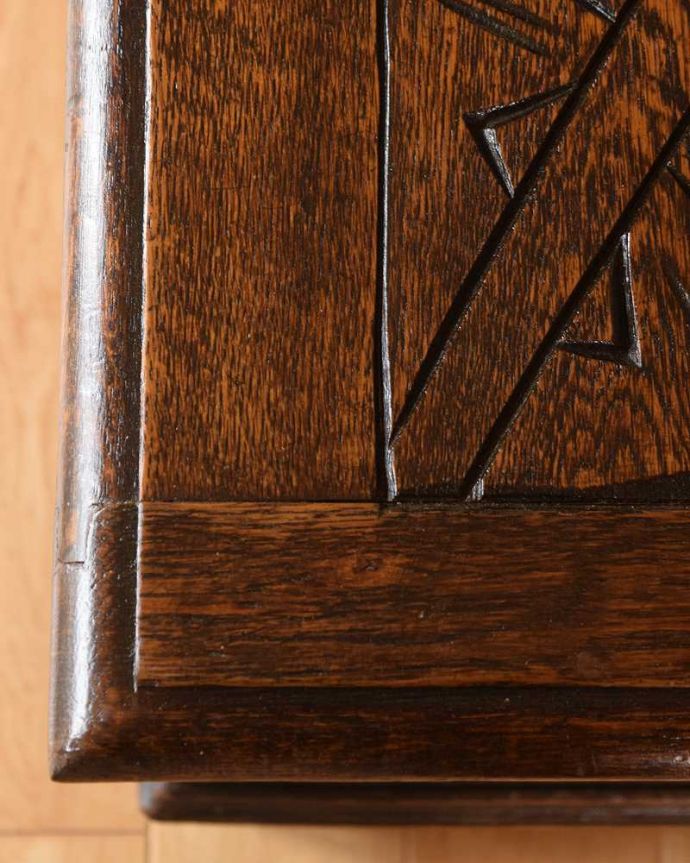 ブランケットボックス・収納ボックス アンティーク家具 彫りが重厚な雰囲気の英国アンティーク家具、ブランケットボックス(コファ)。近くで見ると・・・テーブル代わりにも使えるコファ。(q-1938-f)