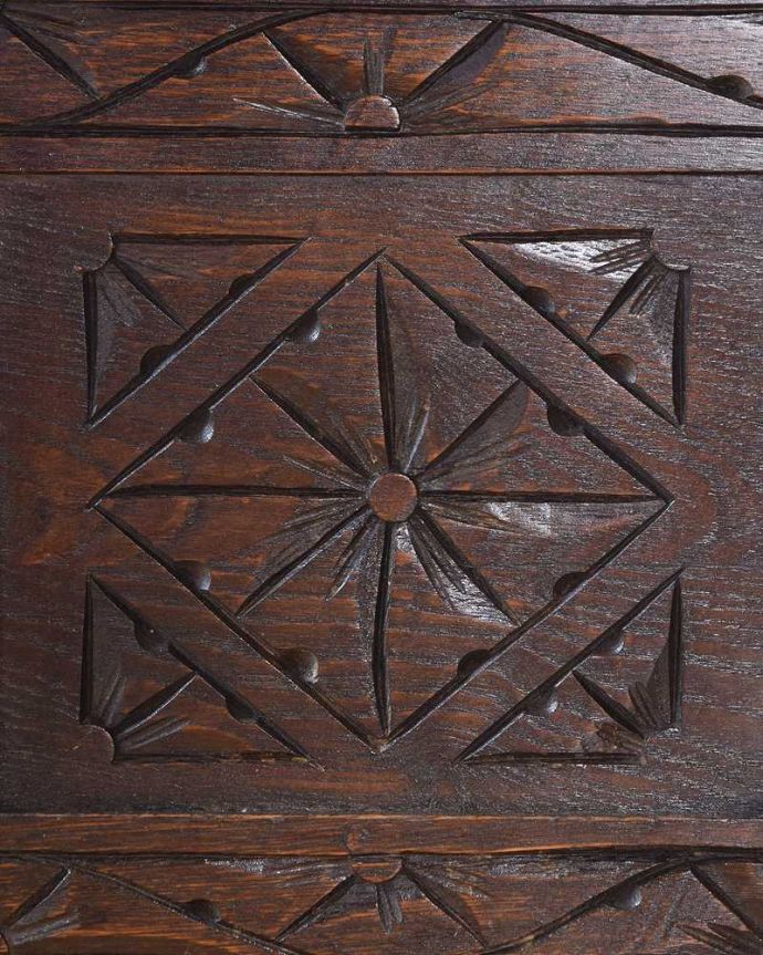 ブランケットボックス・収納ボックス アンティーク家具 彫りが重厚な雰囲気の英国アンティーク家具、ブランケットボックス(コファ)。繊細で美しい彫刻まだ機械がそんなに発達していない時代に、どうやって彫ったんでしょう・・・見事です。(q-1938-f)