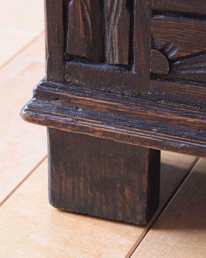 ブランケットボックス・収納ボックス アンティーク家具 彫りが重厚な雰囲気の英国アンティーク家具、ブランケットボックス(コファ)。女性1人でラクラク運べちゃう仕掛けHandleのアンティークは、脚の裏にフェルトキーパーをお付けしています。(q-1938-f)
