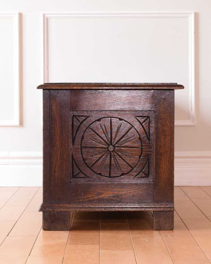 ブランケットボックス・収納ボックス アンティーク家具 彫りが重厚な雰囲気の英国アンティーク家具、ブランケットボックス(コファ)。横から見てもキレイですもちろん、横顔だってキレイ!どこから見ても絵になります。(q-1938-f)
