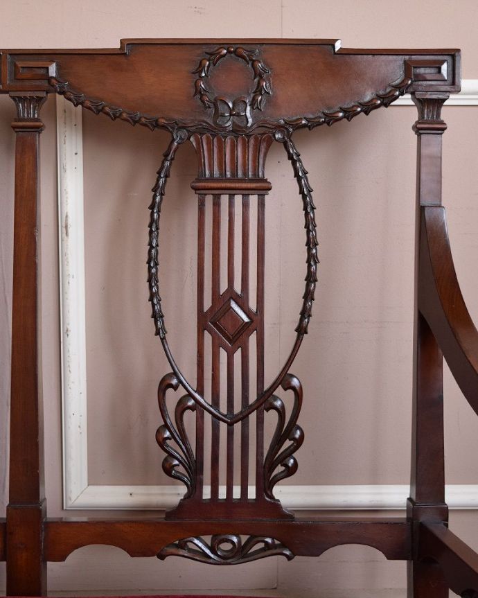 セティ・ソファ・ベンチ　アンティーク チェア　英国の優雅なアンティークチェア、背もたれの美しいセティ（長椅子・ソファ）。美しい装飾からも海外製らしさを感じられます。(q-194-c)