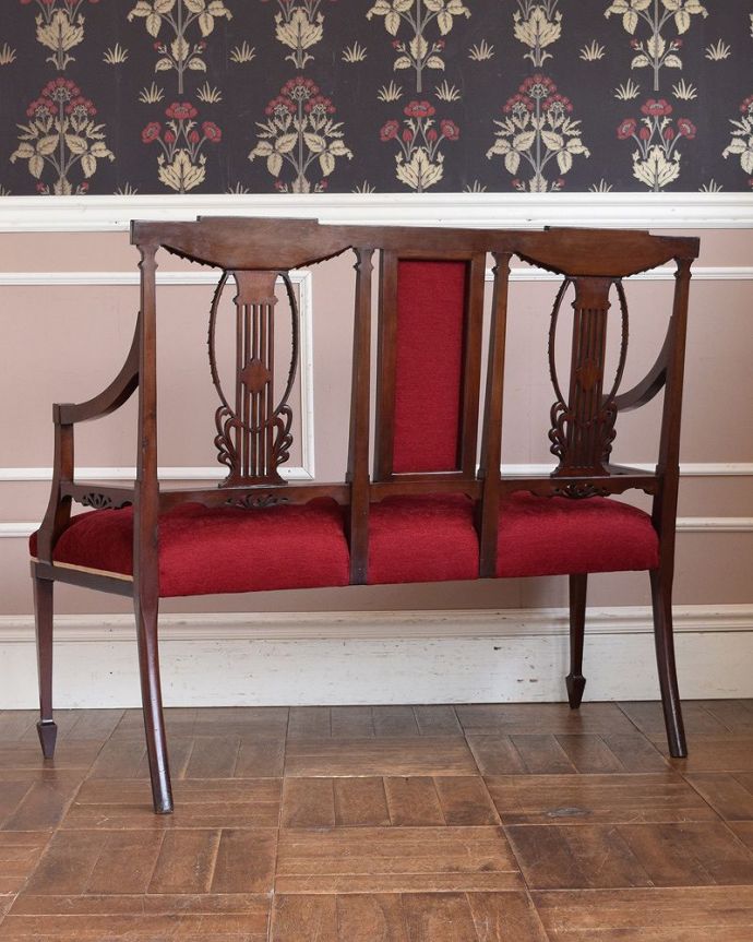 セティ・ソファ・ベンチ　アンティーク チェア　英国の優雅なアンティークチェア、背もたれの美しいセティ（長椅子・ソファ）。アンティークは新品ではないので、もちろん経年変化によるキズはありますが、専門の職人が目立たないようキレイにお直しをしているので、後姿までキレイです。(q-194-c)