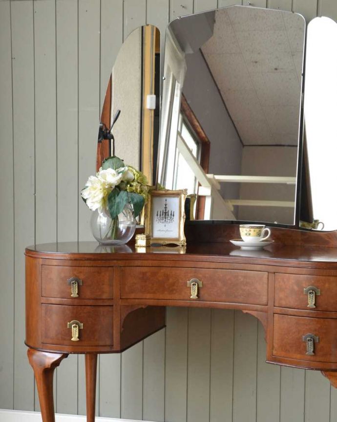 アンティークのドレッサー　アンティーク家具　三面鏡の大きなミラーでお部屋も広く明るく、イギリスのアンティークドレッシングテーブル。英国アンティークが持つ素材の華やかさ木目の美しさが際立つ英国アンティークらしいドレッシングチェスト。(q-1940-f)