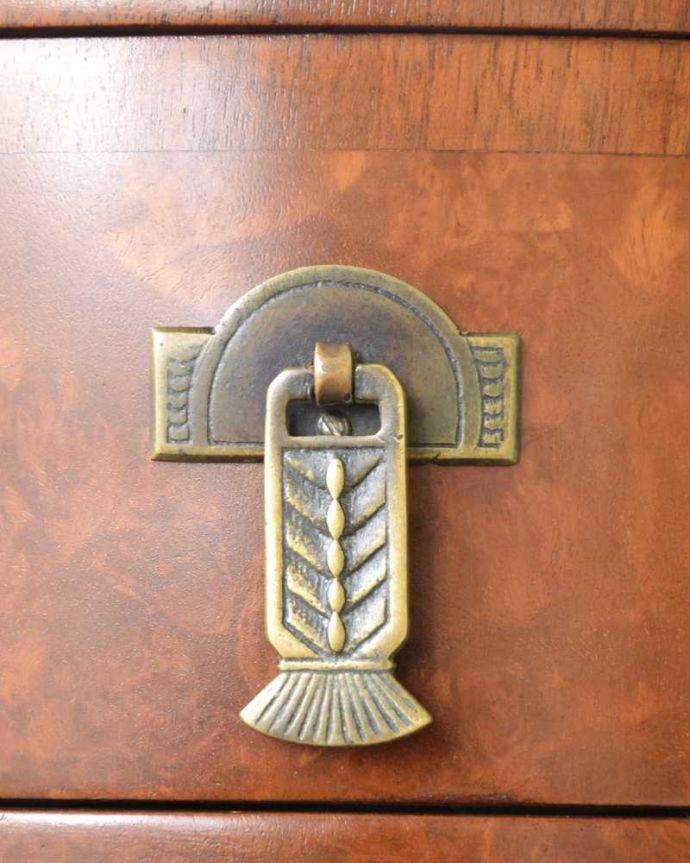 アンティークのドレッサー　アンティーク家具　三面鏡の大きなミラーでお部屋も広く明るく、イギリスのアンティークドレッシングテーブル。アンティークらしい素敵な取っ手味わい深いアンティークらしい取っ手のデザインからも時間の流れが感じられます。(q-1940-f)