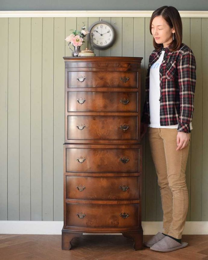 アンティークのチェスト　アンティーク家具　イギリスから届いたアンティーク家具、曲線もエレガントなチェストオンチェスト。大人の雰囲気漂う英国スタイルのトールボーイアンティークチェストの中でも細身で背が高いトールボーイは、引き出しがたくさんあって収納がタップリ出来る実力派。(q-1941-f)