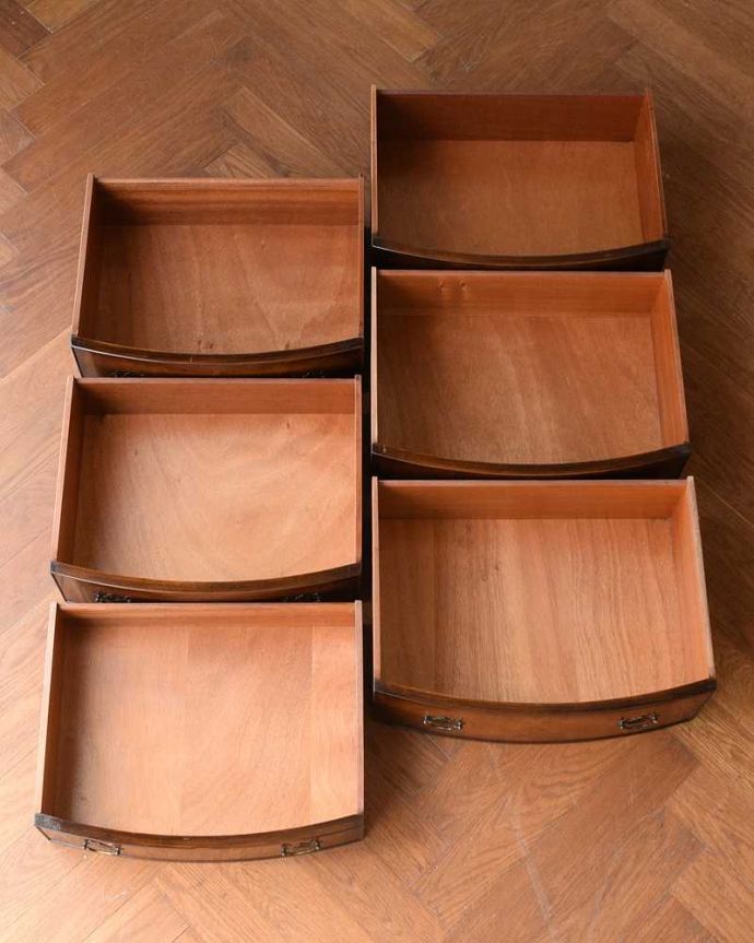 アンティークのチェスト　アンティーク家具　イギリスから届いたアンティーク家具、曲線もエレガントなチェストオンチェスト。ピカピカに修復したので、何を入れてもOKです。(q-1941-f)