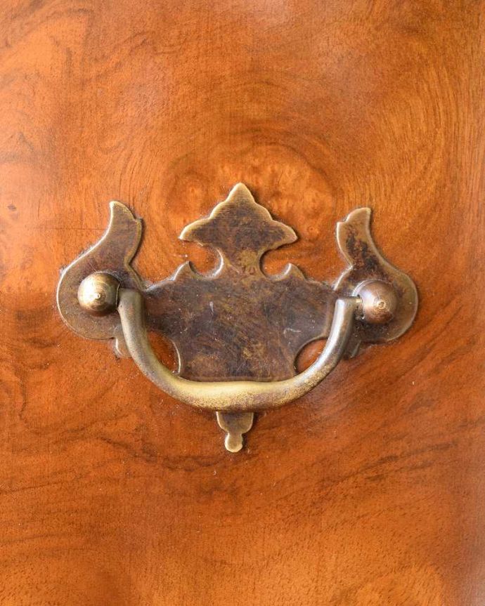 アンティークのチェスト　アンティーク家具　イギリスから届いたアンティーク家具、曲線もエレガントなチェストオンチェスト。取っ手もアンティークらしい･･･アンティーク家具の取っ手は、なんだか高級感があるんですよね。(q-1941-f)