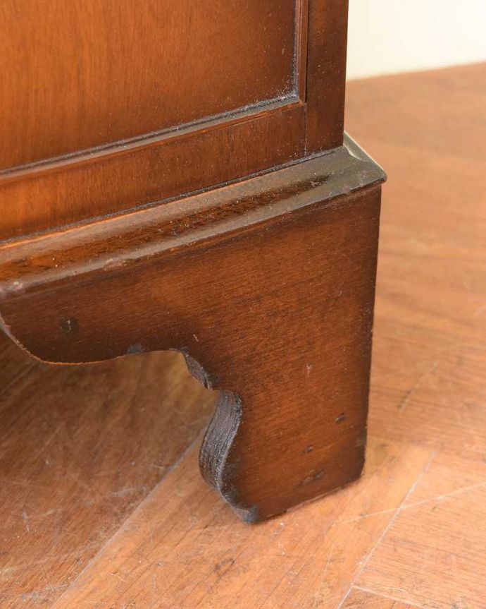 アンティークのチェスト　アンティーク家具　イギリスから届いたアンティーク家具、曲線もエレガントなチェストオンチェスト。女性1人でラクラク運べちゃう仕掛けHandleのアンティークは、脚の裏にフェルトキーパーをお付けしています。(q-1941-f)