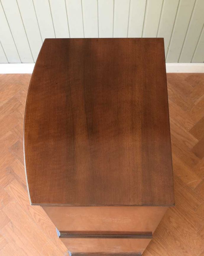 アンティークのチェスト　アンティーク家具　イギリスから届いたアンティーク家具、曲線もエレガントなチェストオンチェスト。上から見ると･･･こんな形のチェストです。(q-1941-f)