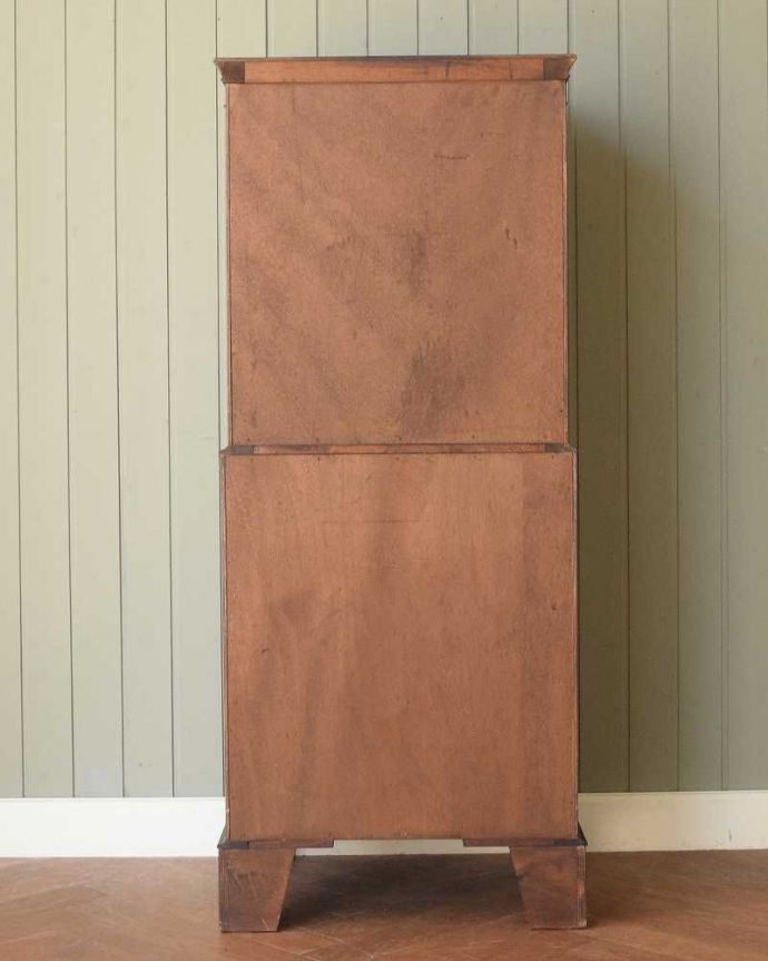 アンティークのチェスト　アンティーク家具　イギリスから届いたアンティーク家具、曲線もエレガントなチェストオンチェスト。修復したので後姿もキレイですアンティークは新品ではないので、もちろん経年変化によるキズはありますが、専門の職人がしっかり修復した家具なので後ろ姿もキレイです。(q-1941-f)