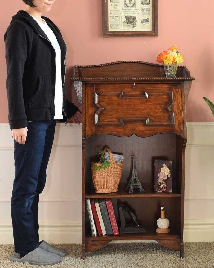 ビューロー　アンティーク家具　どこでも置けるコンパクトサイズが魅力のスチューデントビューロー。コンパクトで、どこでも置けちゃうビューロースチューデントビューローと呼ばれるコンパクトサイズのビューローは、もともと学生さん用に作られたもの。(q-1942-f)