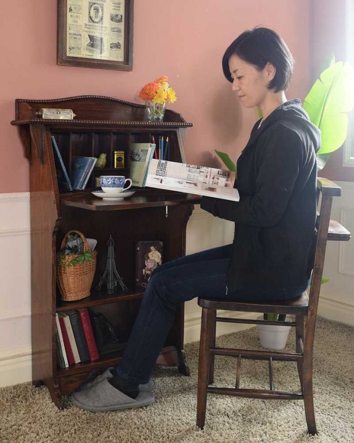 ビューロー　アンティーク家具　どこでも置けるコンパクトサイズが魅力のスチューデントビューロー。あっという間にデスクに早変わり扉を前に倒すだけでデスクが登場。(q-1942-f)