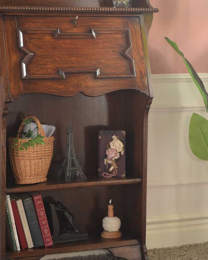 ビューロー　アンティーク家具　どこでも置けるコンパクトサイズが魅力のスチューデントビューロー。普段は本棚として使えるオープンキャビネットビューローの下の部分は本棚として作られたオープン棚。(q-1942-f)