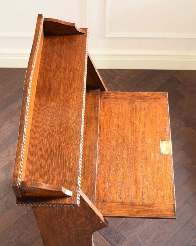 ビューロー　アンティーク家具　どこでも置けるコンパクトサイズが魅力のスチューデントビューロー。デスクの部分を上から見ると･･･天板部分の塗装も専門の職人がしっかりキレイに修復したので、こんなにキレイです。(q-1942-f)