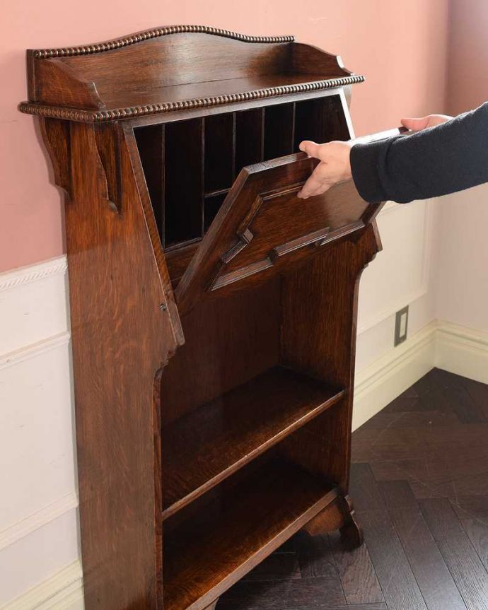 ビューロー　アンティーク家具　どこでも置けるコンパクトサイズが魅力のスチューデントビューロー。あっという間にデスクが登場扉を前に倒すだけで、簡単にデスクになります。(q-1942-f)