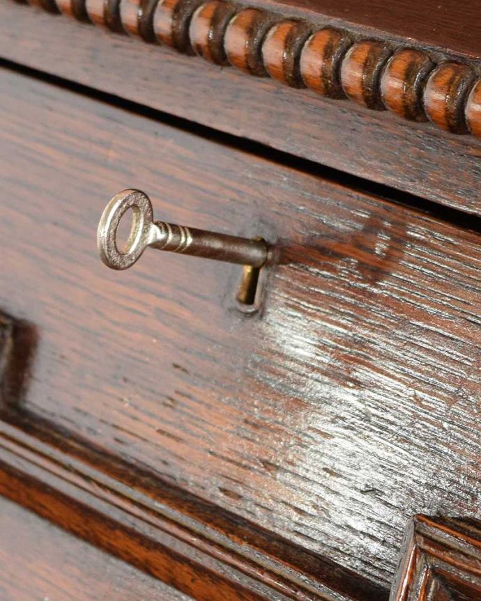 ビューロー　アンティーク家具　どこでも置けるコンパクトサイズが魅力のスチューデントビューロー。鍵を使って開けてみましょうアンティークの鍵が付いています。(q-1942-f)