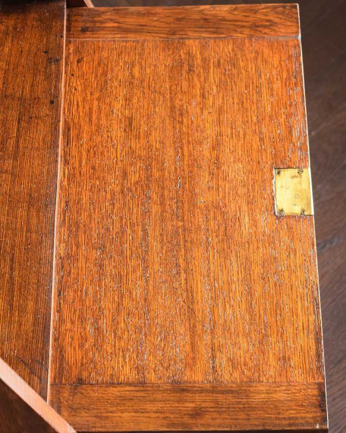 ビューロー　アンティーク家具　どこでも置けるコンパクトサイズが魅力のスチューデントビューロー。天板部分もキレイですやっぱりデスクの天板部分は気になるポイント。(q-1942-f)