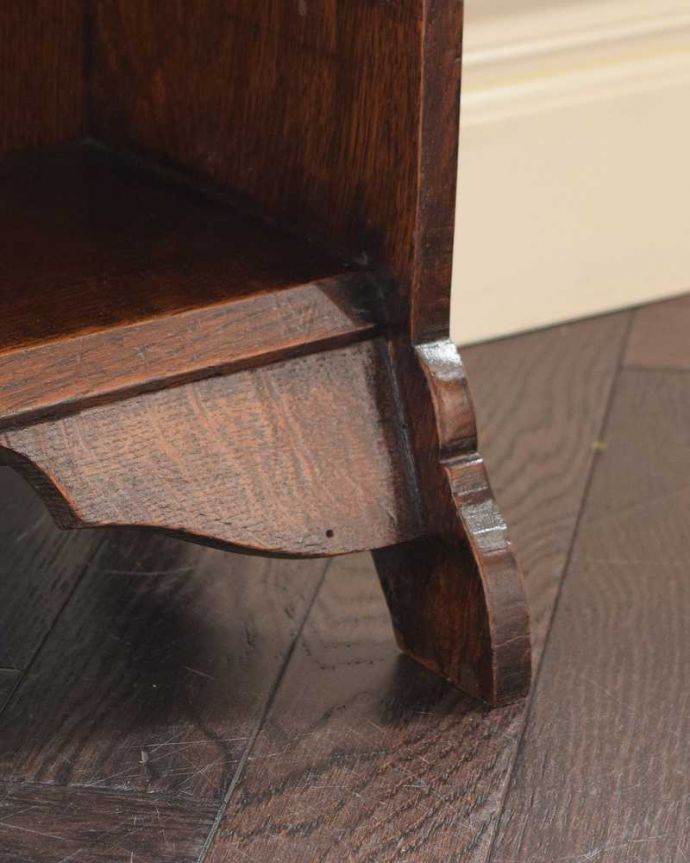 ビューロー　アンティーク家具　どこでも置けるコンパクトサイズが魅力のスチューデントビューロー。女性１人でラクラ運べちゃうんですHandleのアンティークは、脚の裏にフェルトキーパーをお付けしています。(q-1942-f)