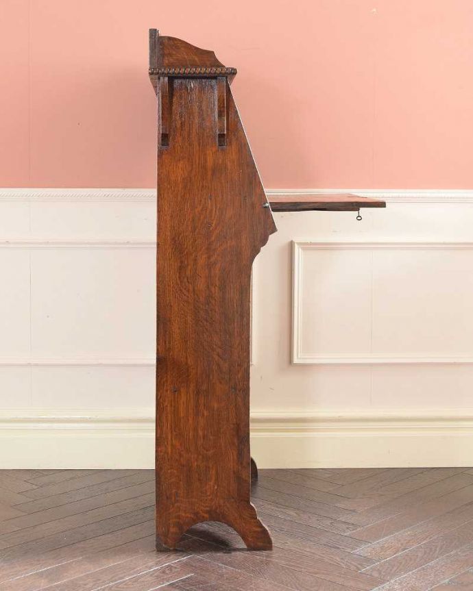 ビューロー　アンティーク家具　どこでも置けるコンパクトサイズが魅力のスチューデントビューロー。横から見ても素敵なんですもちろん、横から見てもキレイに仕上がっているので、いろんな場所に置いて使って下さい。(q-1942-f)