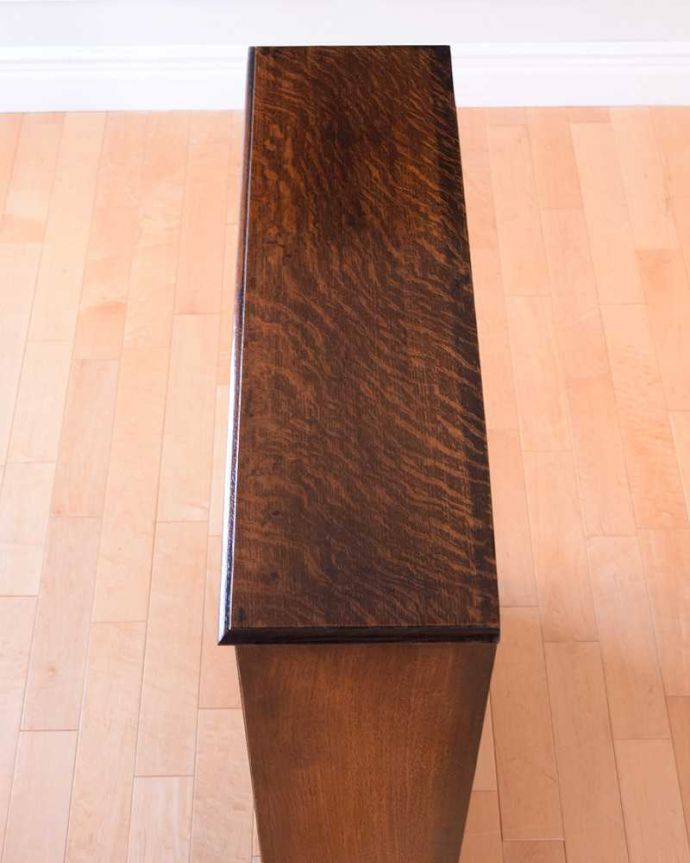 アンティークのキャビネット　アンティーク家具　英国スタイルのアンティーク家具、オープン棚のブックシェルフ（本棚）。天板もピカピカです。(q-1943-f)