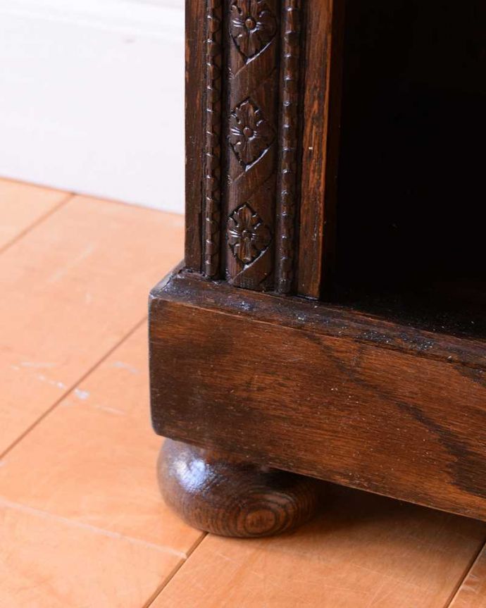 アンティークのキャビネット　アンティーク家具　英国スタイルのアンティーク家具、オープン棚のブックシェルフ（本棚）。女性1人でラクラク運べちゃう仕掛けHandleのアンティークは、脚の裏にフェルトキーパーをお付けしています。(q-1943-f)