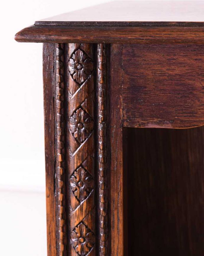 アンティークのキャビネット　アンティーク家具　英国スタイルのアンティーク家具、オープン棚のブックシェルフ（本棚）。惚れ惚れしちゃう美しさこんなに堅い無垢材に一体どうやって彫ったんだろう？と不思議になるくらい細かい彫にうっとりです。(q-1943-f)