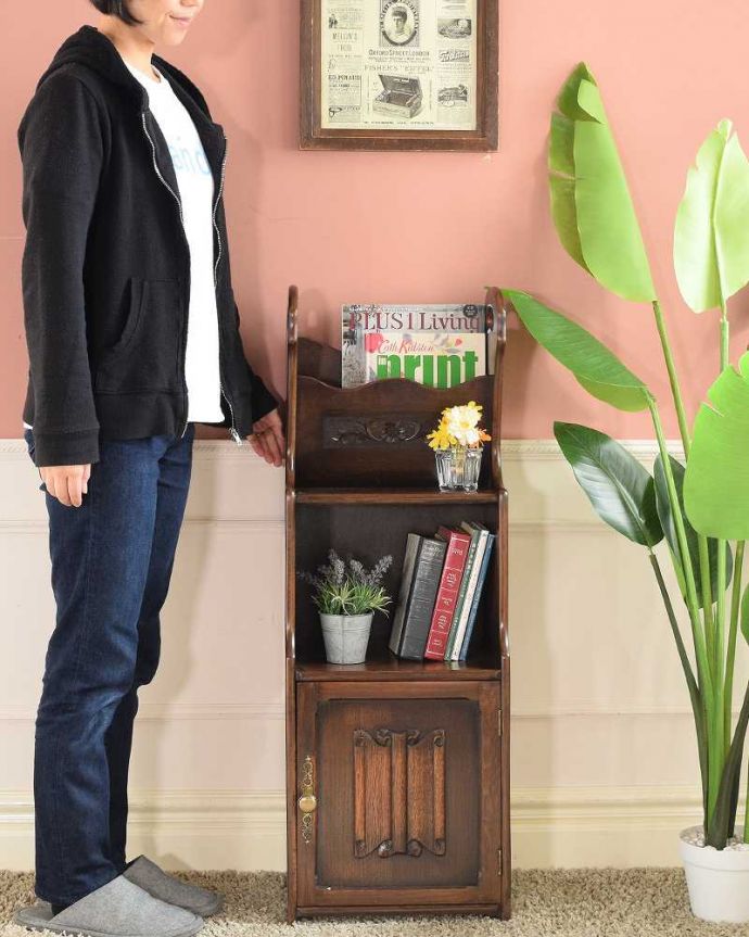 アンティークのキャビネット　アンティーク家具　英国の小さなアンティーク家具、オーク材の便利な木製のマガジンラック。マガジンラックと本棚が一緒になった英国家具オープンタイプの本棚の上にマガジンラックが付いた便利なアンティーク家具。(q-1944-f)